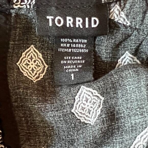 Torrid Flutter Sleeve Black Floral Top Size 1 - Picture 4 of 4